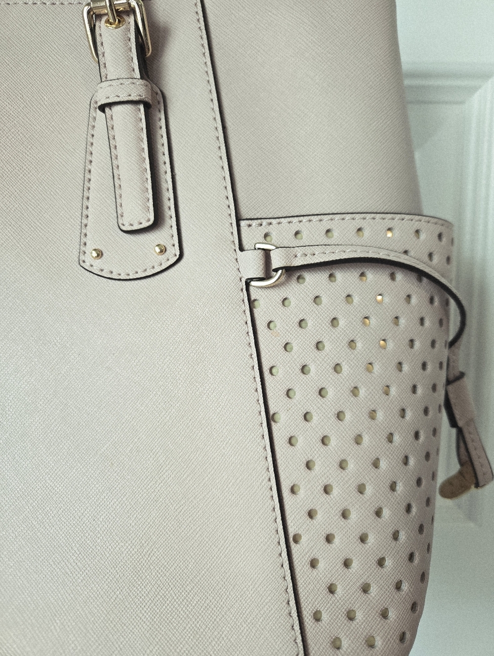 Michael Kors Voyager saffiano Bag - Picture 5 of 12